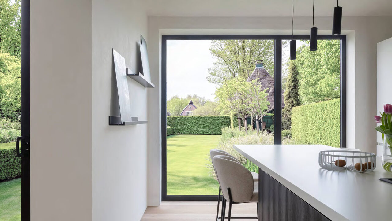 Cuisine contemporaine ouverte sur le jardin par une grande baie vitrée Stilmant.